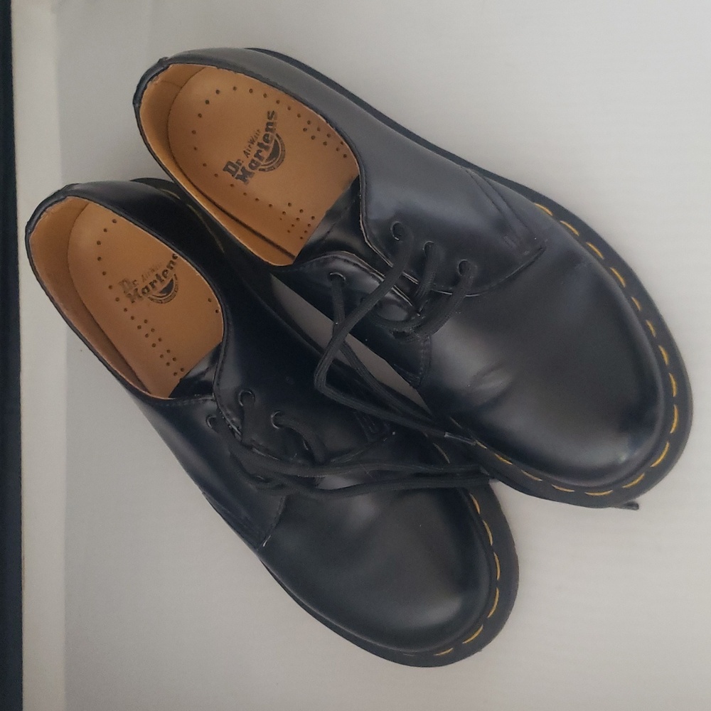 Dr. Martens Air Wair shoe US 7 Black faux leather